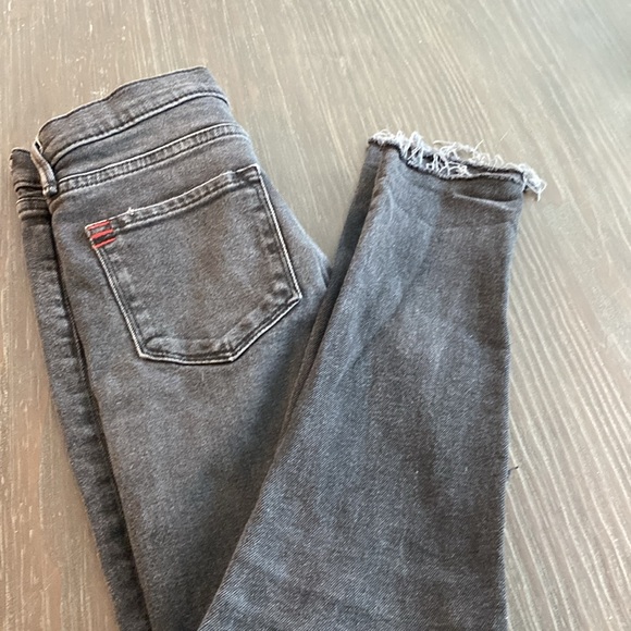 BDG ladies crop twig, high-rise jeans in size 26. - Picture 4 of 10